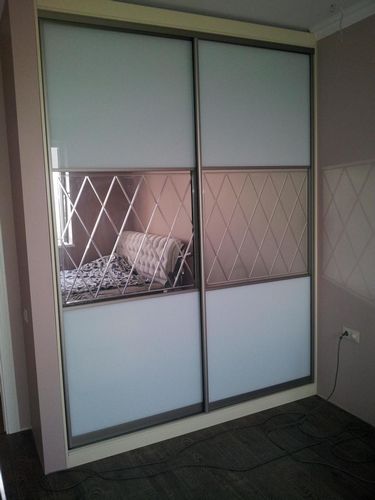 Фасады шкафов-купе (76 фото): новинки необычного дизайна без зеркал, галерея стеклянных и коминированных вариантов