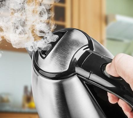 Как избавиться от запаха пластмассы в электрочайнике: новый чайник пахнет, что делать, как убрать запах пластика