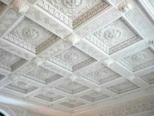 Как красиво самому оформить потолок пенопластом?