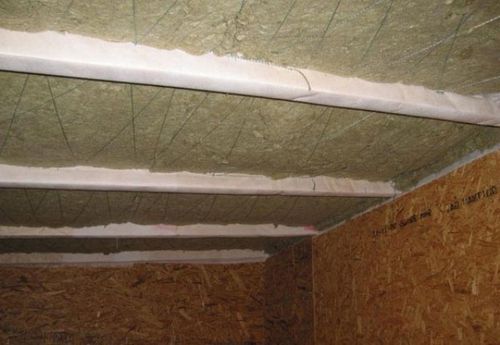 Как крепить утеплитель к потолку?