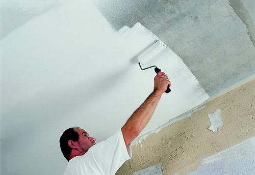 Как покрасить потолок водоэмульсионной краской правильно краскопультом: фото- и видео- инструкция