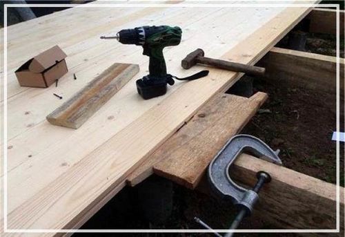 Как положить плитку на деревянный пол: возможные варианты