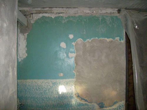 Как снять старую краску со стен
