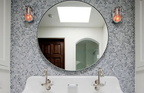 Крепление зеркала к стене: как повесить и чем закрепить, как приклеить декоративные модели без рамки, монтаж на гипсокартонную или бетонную стену
