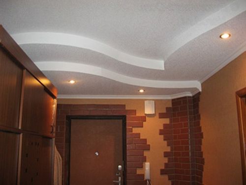 Потолок в коридоре из пенопласта - варианты, плюсы и минусы