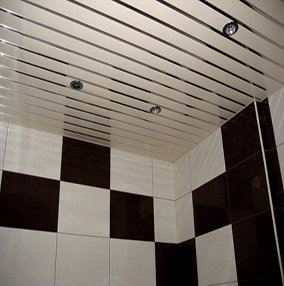 Реечный потолок в ванной комнате: фото и инструкция по установке