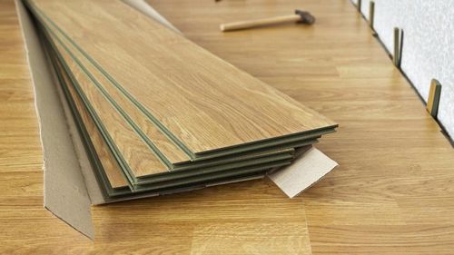 Укладка ламината на деревянный пол: как правильно класть, как положить на неровное основание, стоит ли укладывать самостоятельно или обратиться к профессионалам