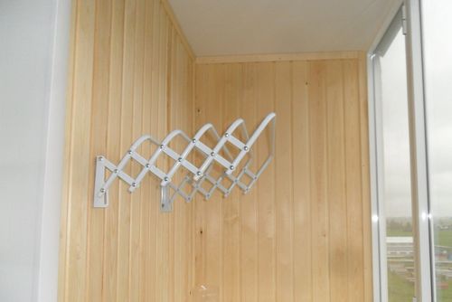 Вешалка для белья на балкон: потолочная и настенная сушилка для одежды